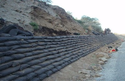 南寧生態(tài)袋公路護(hù)坡施工技術(shù)介紹——廣西本地化材質(zhì)與山坡植草防護(hù)的應(yīng)用實(shí)踐